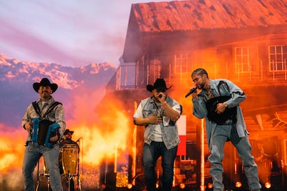 Integrantes de Grupo Frontera y el cantante Bad Bunny durante su actuación en Coachella, el pasado sábado 22 de abril.