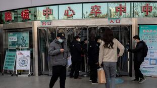 Un grupo de personas en la entrada de uno de los hospitales de Wuhan.