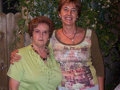 Margalida Bestard, a la izquierda, con su hija Catalina, en agosto de 2006.