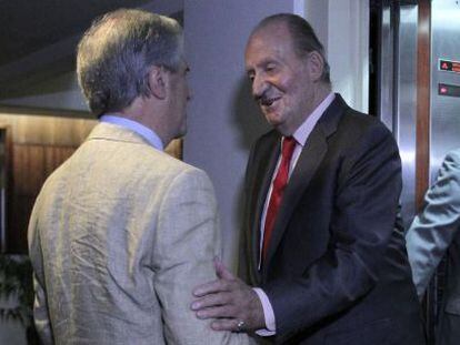Don Juan Carlos saluda al presidente electo de Uruguay, Tabar&eacute; V&aacute;zquez, en Montevideo.