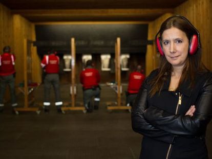 La escritora Dolores Redondo posa en la galer&iacute;a de tiro de la Policia Foral  en la comisar&iacute;a de Pamplona durante un ejercicio de tiro. 