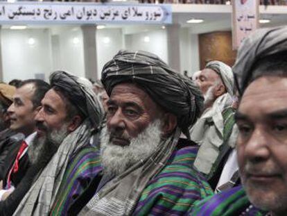 Miembros de la asamblea de la Loya Jirga afgana reunida el jueves en Kabul.