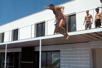 Vídeo en el que un hombre se tira a la piscina desde una terraza.