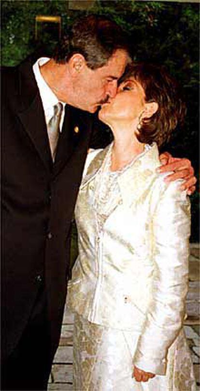 Vicente Fox y su portavoz, Martha Sahagún, contrajeron ayer matrimonio civil.