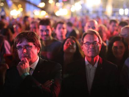 El 'president' Carles Puigdemont junto al ex presidente Artur Mas en el acto a favor del referéndum