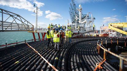 El barco cablero Skagerrak espera en el puerto de Sagunto para comenzar la instalación de 54 kilómetros de cable para el enlace de 100 megavatios que conectará el archipiélago balear con la península Ibérica.