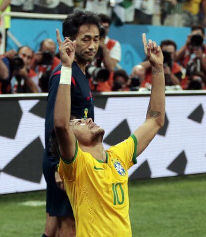 Nishimura mira a Neymar al celebrar un gol.
