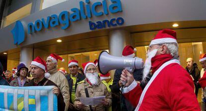 Afectados por las preferentes de Novagalicia Banco se manifiestan en la sede del banco en Vigo.