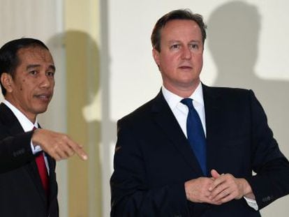 Cameron (derecha) con el presidente indonesio Joko Widodo.