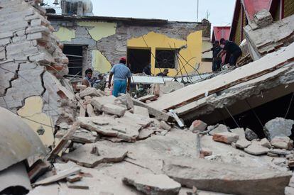 Habitantes de Juchitán, Oaxaca, inspeccionan los daños tras el seísmo. Juchitán es la comunidad más afectada por el temblor. 