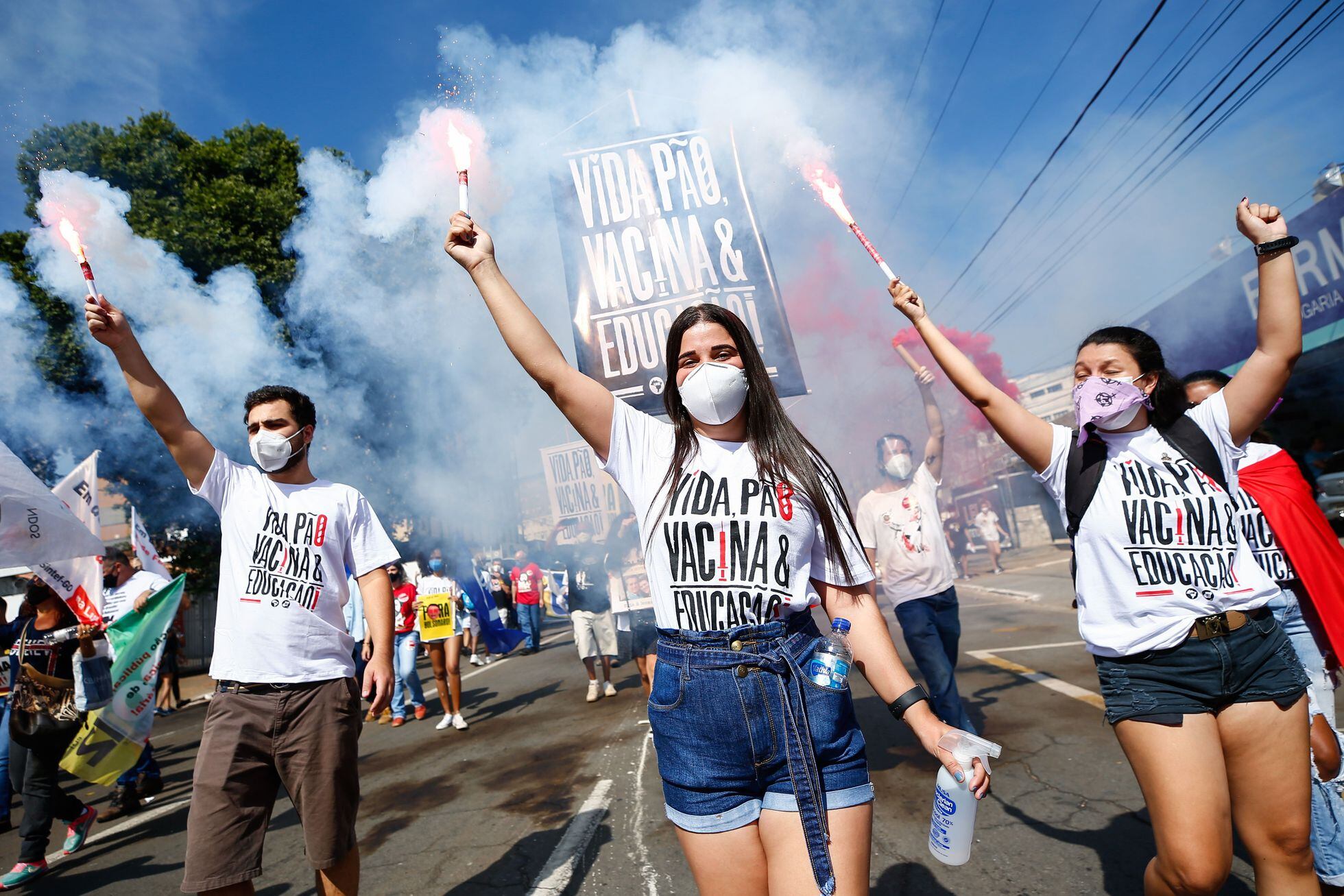 Opositores del presidente de Brasil, Jair Bolsonaro, participan en una protesta contra su Gobierno en Goiânia (Brasil) en junio de 2021. 