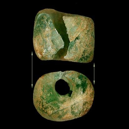 Cuenta de cristal verde, de 4.000 años de antigüedad, en el yacimiento arqueológico de Tiel.