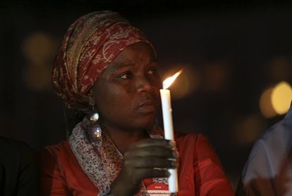 Una activista sostiene una vela durante la vigilia por las víctima de Ébola. A los pocos días, tanto la doctora Adadevoh como la enfermera Ejelonu dieron positivo en las pruebas de ébola. Ambas fallecieron poco después.