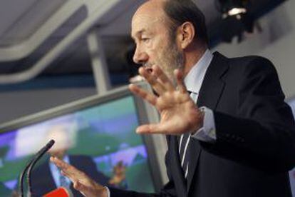 Rubalcaba, durante su comparecencia ante los medios.