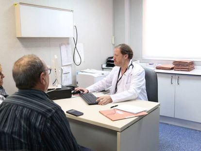 El doctor Moreso atén a la consulta el Pedro, el trasplantat número 2.000 a l'Hospital Vall d'Hebron.