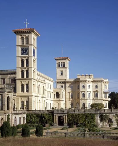 Osborne House, en East Cowes (Isla de Wight), fue diseñada entre 1845 y 1851, en un estilo renacentista italiano por Thomas Cubitt para la reina Victoria y el príncipe Alberto como residencia de verano. |