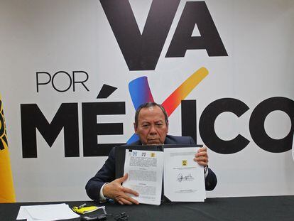 Jesús Zambrano muestra su firma de la alianza Va por México, en diciembre de 2020.