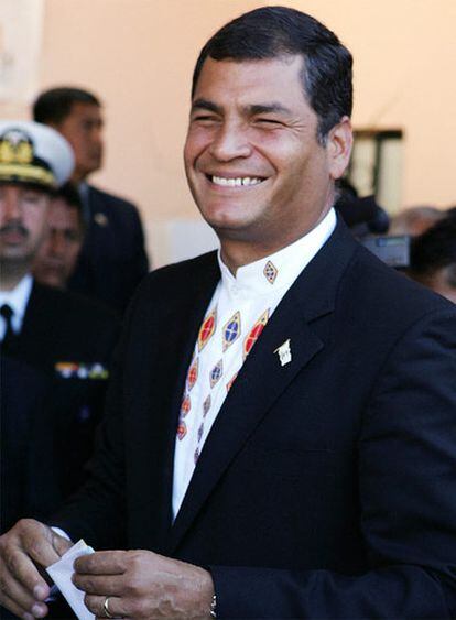 El presidente de Ecuador, Rafael Correa, acude a votar en el día del referéndum para aprobar la nueva Constitución.