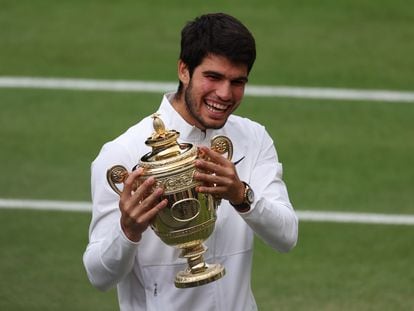 Carlos Alcaraz posaba el domingo con el trofeo de Wimbledon en la Centre Court.