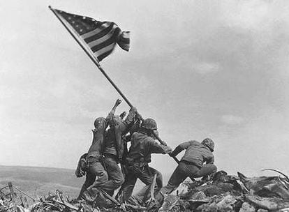 Soldados estadounidenses plantan la bandera de su país en la cumbre del monte Suribachi, el 23 de febrero de 1945.