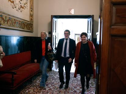 Montse Mínguez, Patxi López y Patricia Blanquer en los pasillos del Congreso, este martes, tras la reunión de la Junta de Portavoces.