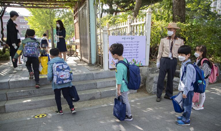 Un grupo de estudiantes en una escuela de Seúl el 25 de agosto.