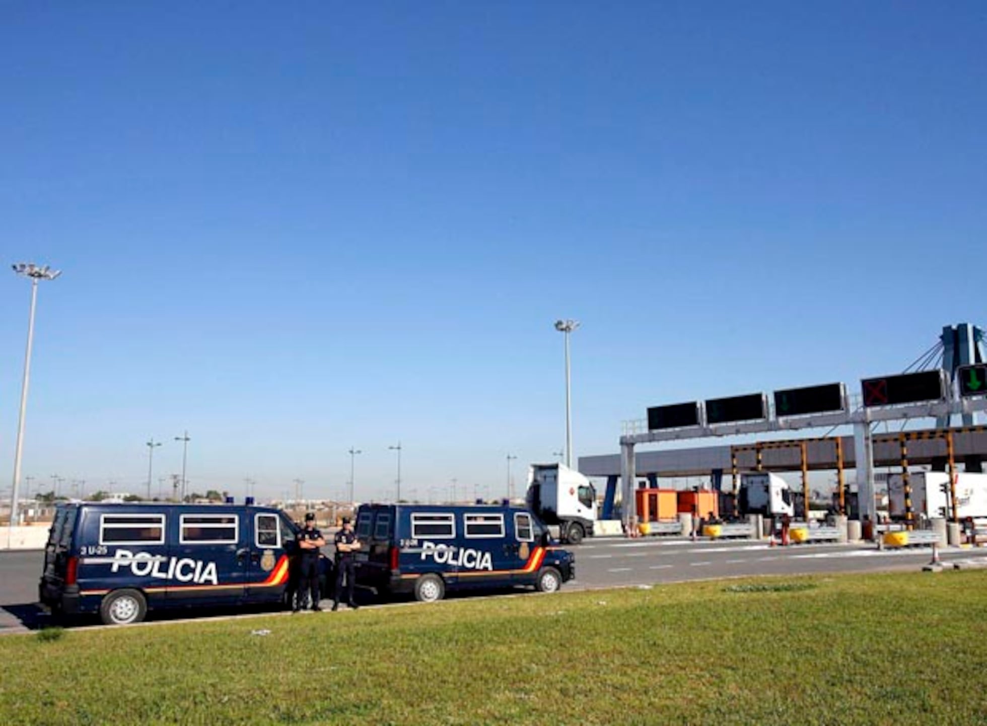 Camiones entrando en el puerto de