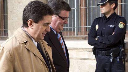 El expresidente del Gobierno balear, Jaume Matas (izquierda), junto a su abogado Miquel Arbona, a su llegada a los juzgados de Palma. 
