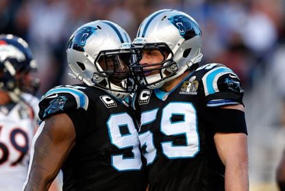 Charles Johnson y Luke Kuechly de los Panthers de Carolina celebran una jugada durante la primera mitad del Super Bowl 50.