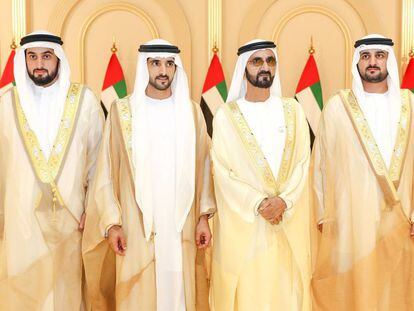 El emir de Dubái, el jeque Mohamed Bin Rashid al Maktum (segundo por la derecha), junto a sus tres hijos que se casaron al tiempo en una imagen tomada este jueves durante la recepción de la boda. El príncipe heredero, el jeque Hamdan (segundo por la izquierda); y sus dos hermanos, los jeques Maktum y Ahmed (a la derecha e izquierda de la imagen).