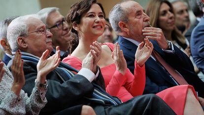 El expresidente de la Comunidad de Madrid, Joaquín Leguina, la presidenta de la Comunidad de Madrid, Isabel Díaz Ayuso, y el exalcalde de Madrid, Juan Barranco.
