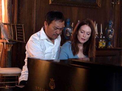 Ken Watanabe y Julianne Moore, en 'Ben canto'.