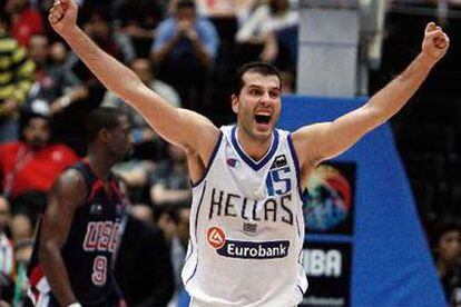 El griego Kakiouzis celebra la victoria de su selección frente a la estadounidense.