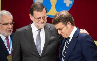 Rajoy felicita a Feijóo durante su investidura como presidente de la Xunta en 2016.