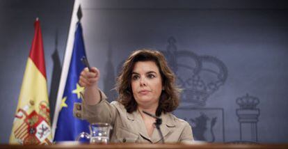 La vicepresidenta del Gobierno, Soraya Sáenz de Santamaría, tras el Consejo de Ministros en el que se aprobó el proyecto de Ley de Transparencia.