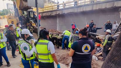 Personal de protección civil, apoya en las labores de rescate tras el derrumbe en una obra en Polanco, el 19 de enero de 2023.