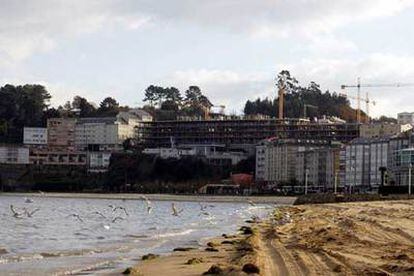 Edificios en construcción en una playa del municipio coruñés de Sada.
