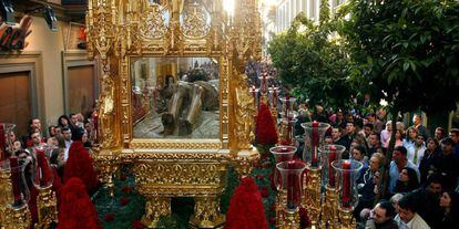 Una de las procesiones que componen la Semana Santa de Sevilla.