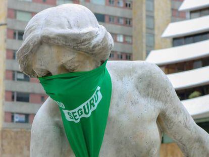 Un monumento de Bogotá intervenido por activistas.