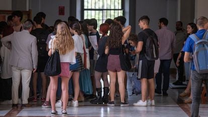 Un grupo de alumnos se dispone a hacer el examen de Selectividad en la Universidad de Sevilla.