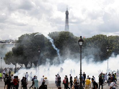 Humo y gases lacrimógenos en las calles de París durante las protestas por la mejora de las condiciones de los trabajadores sanitarios en Francia, este martes.