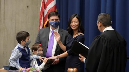 Rodeada por su familia, Michelle Wu jura su cargo como alcaldesa de Boston, el 16 de noviembre.