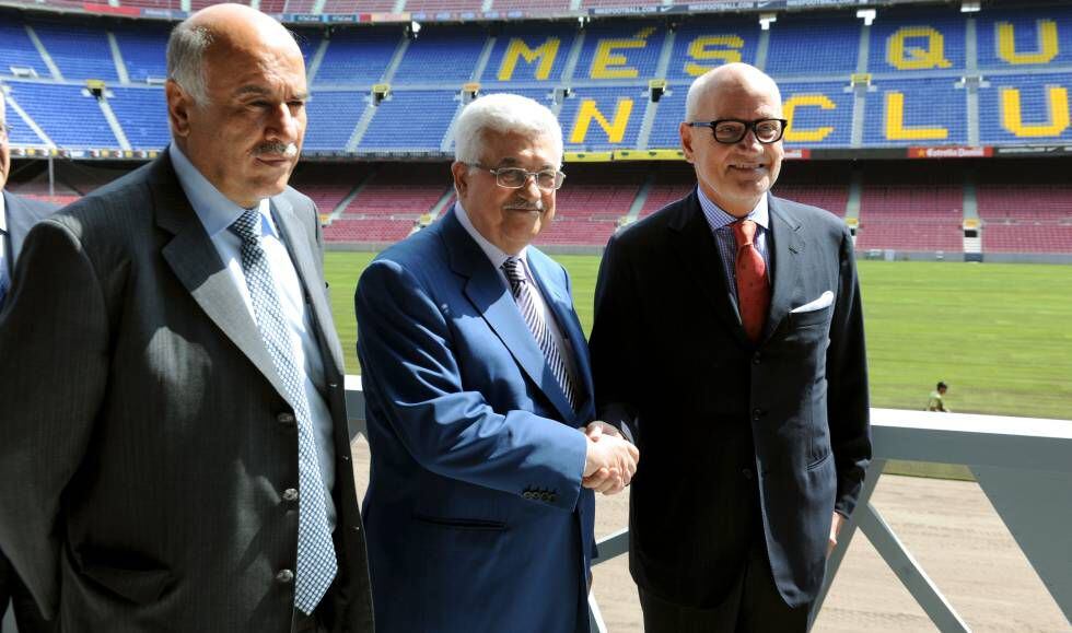 Carles Vilarrubí (primero por la derecha), durante la visita al Camp Nou del presidente palestino Mahmud Abbas, en 2011.