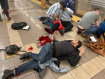 Personas heridas en el interior de la estación de la calle 36 del metro de Nueva York, en el distrito de Brooklyn.