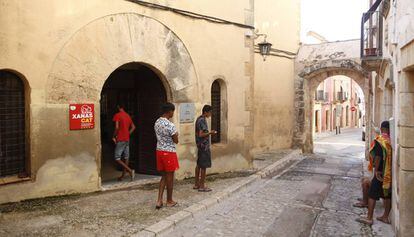Menors a les portes d'un alberg a Altafulla.