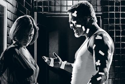 Mickey Rourke y Carla Gugino en la película &#39;Sin City&#39;