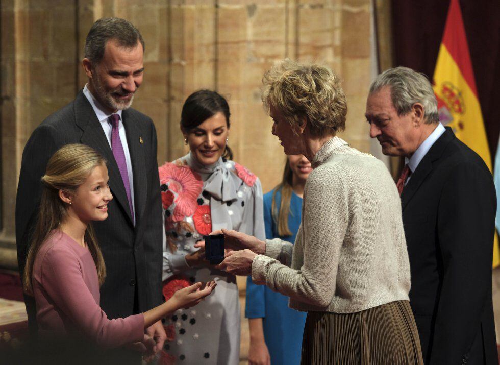 La princesa Leonor saludando a los escritores estadounidenses Siri Hustvedt y Paul Auster en 2019.