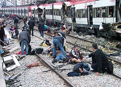 Decenas de heridos permanecen junto a las vías instantes después de abandonar el tren que sufrió el atentado en las proximidades de la estación de Atocha.