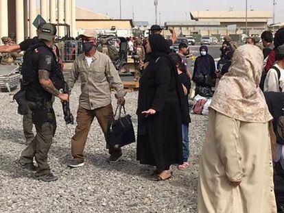 Miembros del GEO de la Policía Nacional trasladan a colaboradores afganos para su evacuación de Kabul.