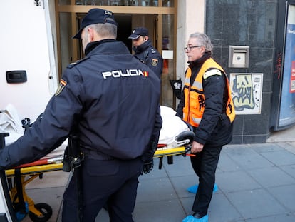 Traslado del cuerpo de la menor asesinada, este lunes en Valladolid.